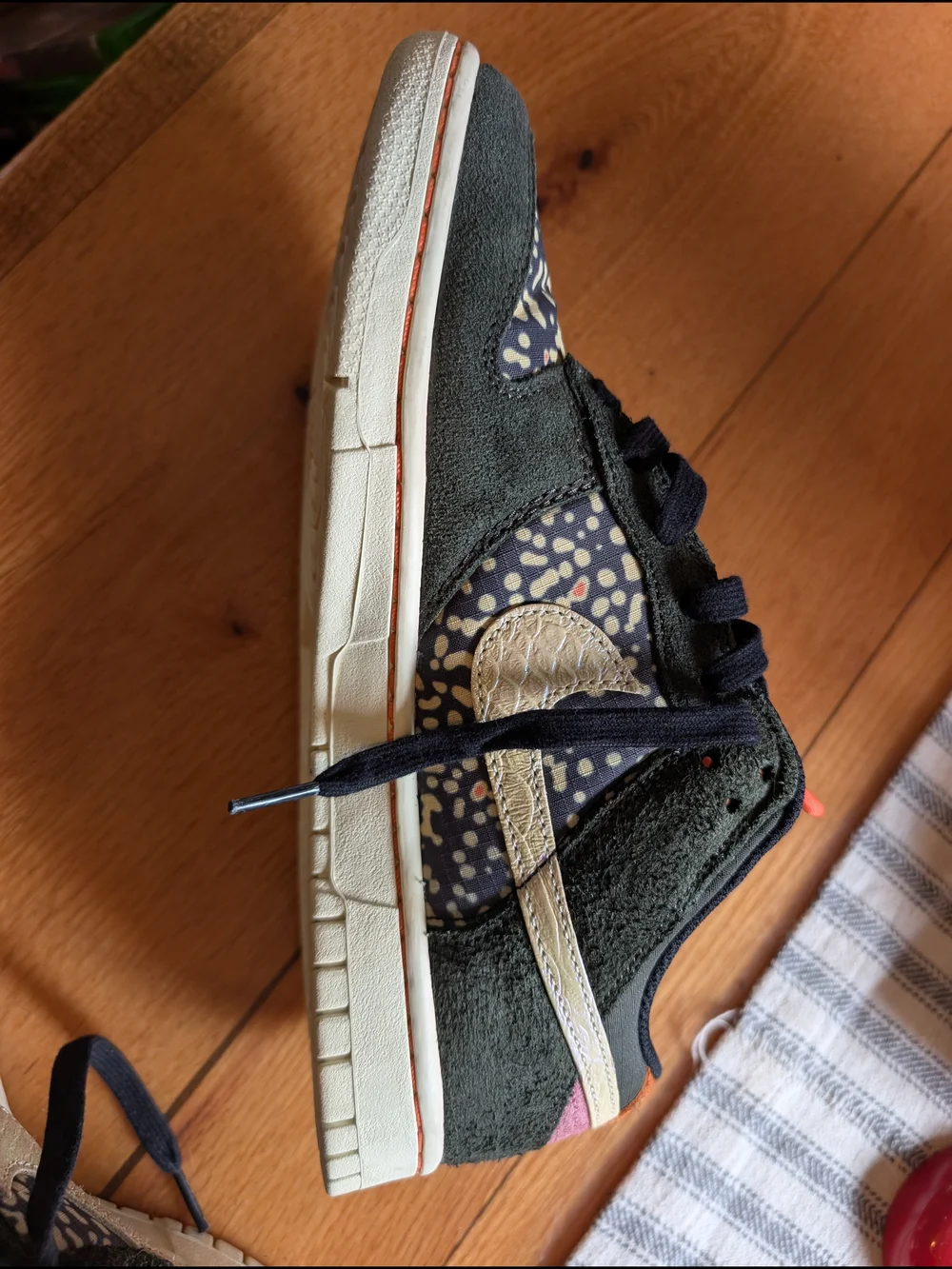 FN7523-300 belongs to the Nike Dunk Low SE 